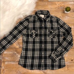 WOMENS BLACK AND WHITE PLAID BUTTON UP